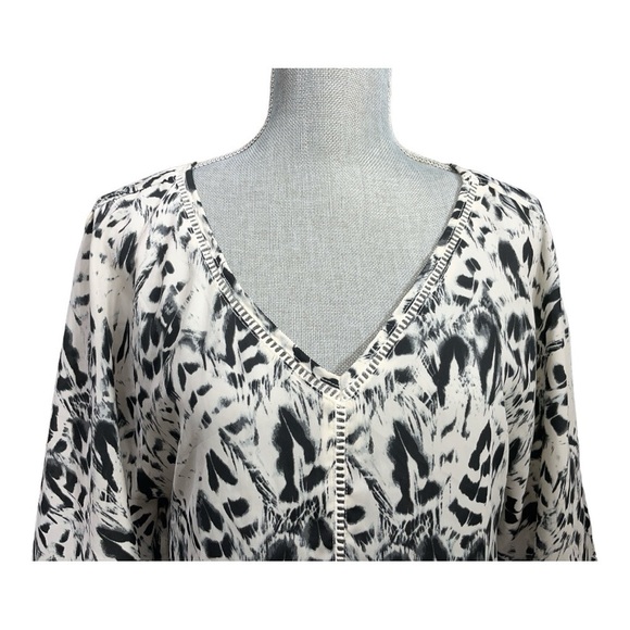 Jessica Simpson black and white feather print flowy short sleeve top size S - Picture 5 of 10